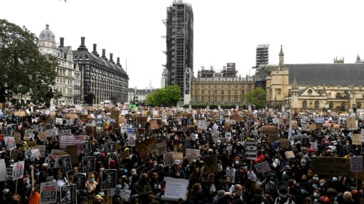 Rassemblés devant le Parlement à Londres, des milliers de manifestants protestent contre le racisme et les brutalités policières, le 6 juin 2020