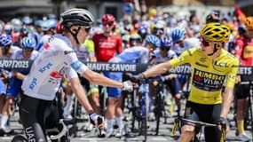 Tadej Pogacar et Jonas Vingegaard font un check lors du Tour de France 2023