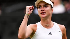 Elina Svitolina serre le poing pendant son match contre Iga Swiatek, à Wimbledon, 11 juillet 2023