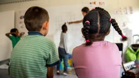 Des dizaines de perturbateurs endocriniens ont été retrouvés dans les cheveux des enfants. (photo d'illustration)