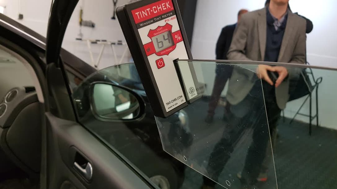 La pose d'un film "anti-carjacking" pourtant transparent augmente l'épaisseur de la vitre, donc son opacité. Ici, le carreau de droite, qui était dans la limite fixée par le décret, devient illégal. La pose d'un film "anti-carjacking" pourtant transparent augmente l'épaisseur de la vitre, donc son opacité. Ici, le carreau de droite, qui était dans la limite fixée par le décret, devient illégal.