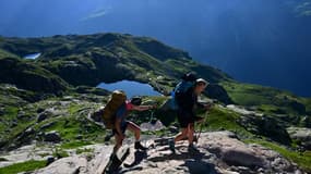 Des randonneurs partent après avoir emballé leur bivouac, dans la réserve naturelle des Aiguilles Rouges, au-dessus de Chamonix, le 31 juillet 2023 (photo d'illustration).
