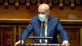 Pass sanitaire: le sénateur Claude Malhuret raille les anti-vaccin, "une avant-garde éclairée regroupée contre le totalitarisme vaccinal"