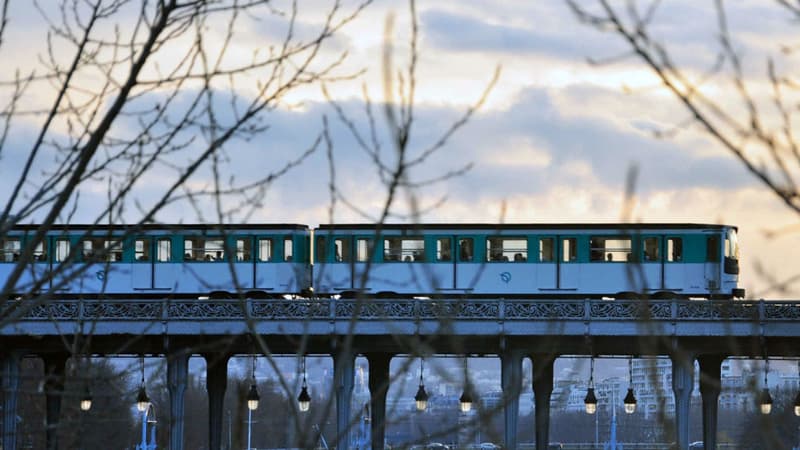 Un homme chute du haut d'une rame de métro