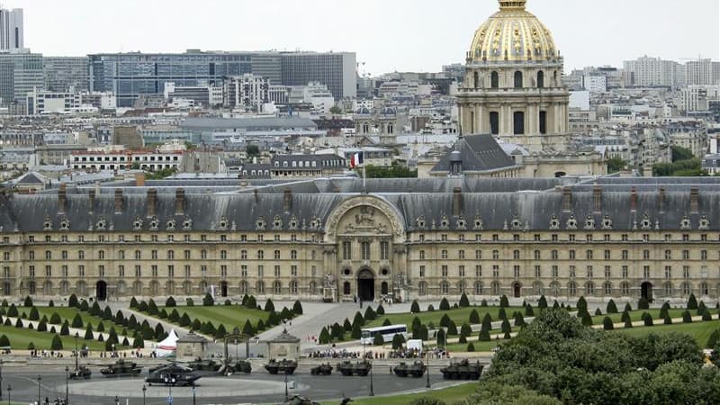 Une vingtaine d'intellectuels et de personnalités politiques s'opposent au transfert des cendres du général Bigeard, décédé le 18 juin 2010, aux Invalides où reposent les gloires de l'armée française. Ils dénoncent une "manoeuvre politicienne orchestrée p