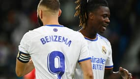 Les Français du Real Madrid Karim Benzema et Eduardo Camavinga lors du match contre Majorque, le 22 septembre 2021 à Madrid  