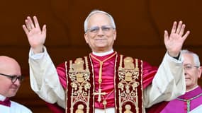 Le pape nouvellement élu Léon XIV, Robert Prévost, arrive pour la première fois sur le balcon principal de la loggia centrale de la basilique Saint-Pierre, après la fin du conclave des cardinaux, au Vatican, le 8 mai 2025.