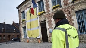 La mairie de Morbecque, ornée d'un gilet jaune - Image d'illustration