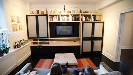 Les Français passent la moitié de leur temps libre quotidien, estimé par l'Insee à 4h58 très précisément, devant un écran, qu'il s'agisse d'une télévision ou d'un ordinateur. S'ils consacrent de plus en plus de temps à internet ,la télévision demeure enco