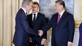Le PDG français de LVMH, Bernard Arnault, serre la main du président chinois Xi Jinping devant Emmanuel Macron lors des présentations avant un dîner d'État officiel dans le cadre de la visite d'État de deux jours du président chinois en France, à l'Elysée à Paris, le 6 mai 2024.