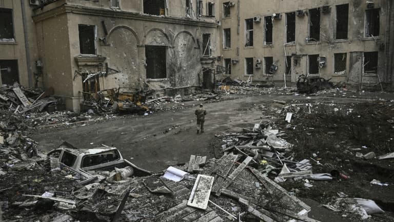 Un soldat ukrainien dans les décombres du quartier général de Kharkiv (Ukraine) détruit dans un bombardement russe, le 27 mars 2022