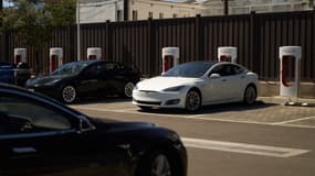 Une Tesla en train de charger sur un Superchargeur en Californie en septembre 2022.