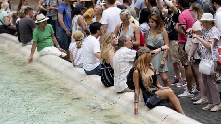 Des touristes devant la fontaine de Trevi à Rome (Photo d'illustration)