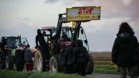 Des manifestants arrivent en tracteur à leur camp de base à Vanze, près de Sainte-Soline, le 24 mars 2023 dans les Deux-Sèvres