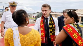 Le président français Emmanuel Macron, entouré du préfet de Mayotte François-Xavier Bieuville, s'entretient avec des élus locaux au centre hospitalier de Mayotte à Mamoudzou, le 19 décembre 2024