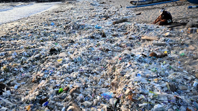 Indonésie: à Bali, une vague de déchets plastiques recouvre une plage de sable blanc
