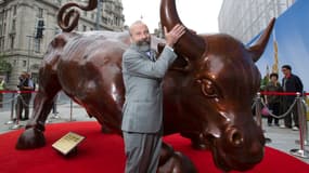 Arturo Di Modica et sa statue du "Charging Bul" à Shanghai 