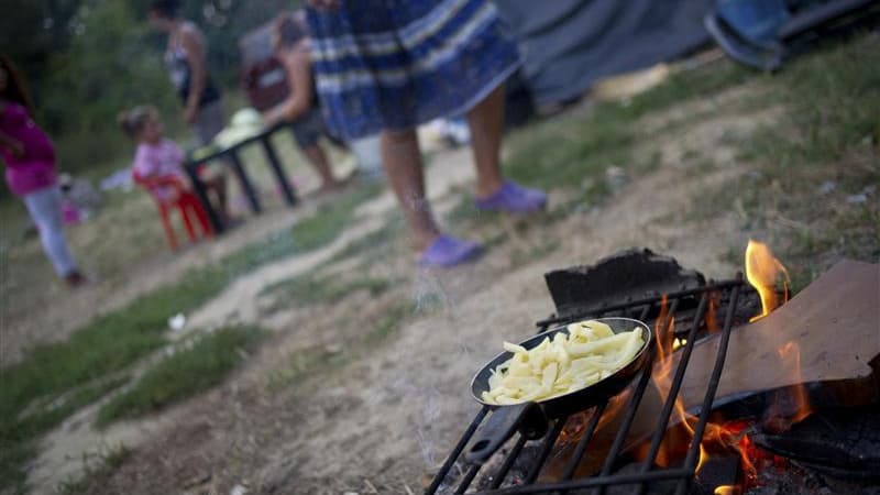 Camp de Roms en bordure de Garonne, à Toulouse. Amnesty International estime que, malgré un "changement de ton" de la part du nouveau gouvernement à l'égard des populations roms, les expulsions forcées se poursuivent en France, en violation du droit inter