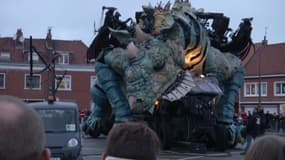 72 tonnes d'acier, 25 mètres de long, 15 mètres de haut... Le dragon de Calais s'est réveillé