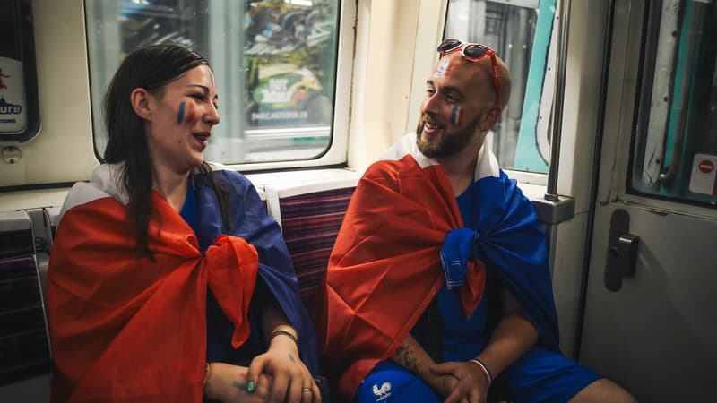Deux supporteurs français dans le métro parisien après la victoire des Bleus contre les Belges.