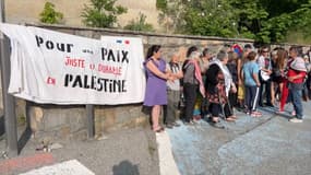 Le rassemblement à Briançon a réuni environ 50 personnes. 