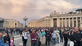 Des milliers de fidèle étaient rassemblés lundi soir sur la Place Saint-Pierre au Vatican après l'annonce du pape François