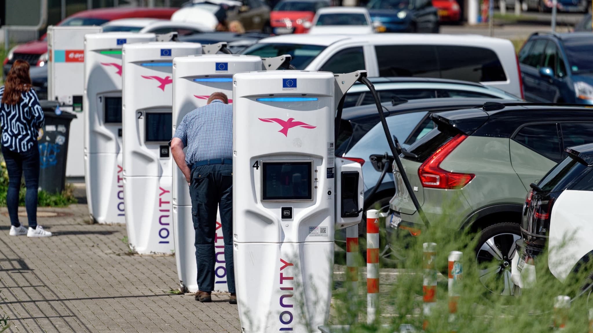 Bekleme 20 dakikayı nadiren aşacak: Elektrikli araç sayısı artsa da tatilciler şarj için uzun süre beklemeyecek
