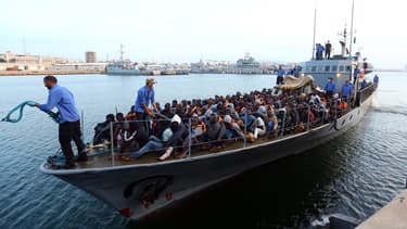 Des migrants récupérés par les garde-côtes libyens arrivent à la base navale de Tripoli, le 26 mai 2017.