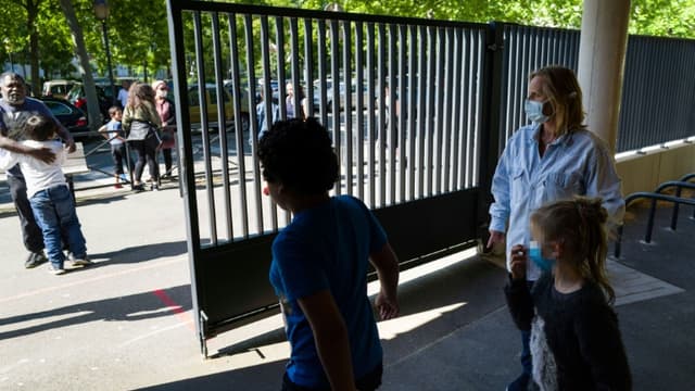 Des enfants finissent leur journée d'école à l'établissement élémentaire Cour-de-Lorraine, à Mulhouse, le 18 mai 2020