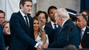 Barron Trump sert la main de son père lors de son investiture le lundi 20 janvier.