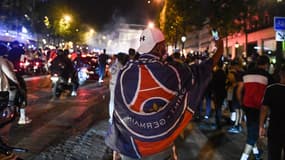 Des supporters du PSG sur les Champs-Élysées, à Paris le 18 août 2020