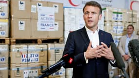 Le président français Emmanuel Macron lors d'une visite dans les entrepôts du Croissant-Rouge égyptien stockant de l'aide pour Gaza, dans la ville frontalière égyptienne d'El-Arish, en Égypte, le 8 avril 2025.
