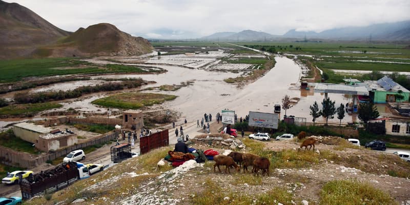 Une zone inondée après d'importantes crues entre Samangan et Mazar-i-Sharif en Afghanistan, au moins 200 morts recensés, le 11 mai 2024