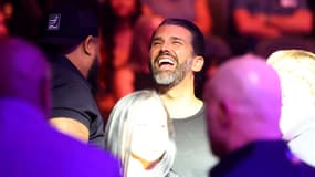 Donald Trump Jr, le fils aîné du président américain, au milieu de la T-Mobile Arena de Las Vegas en plein UFC 303