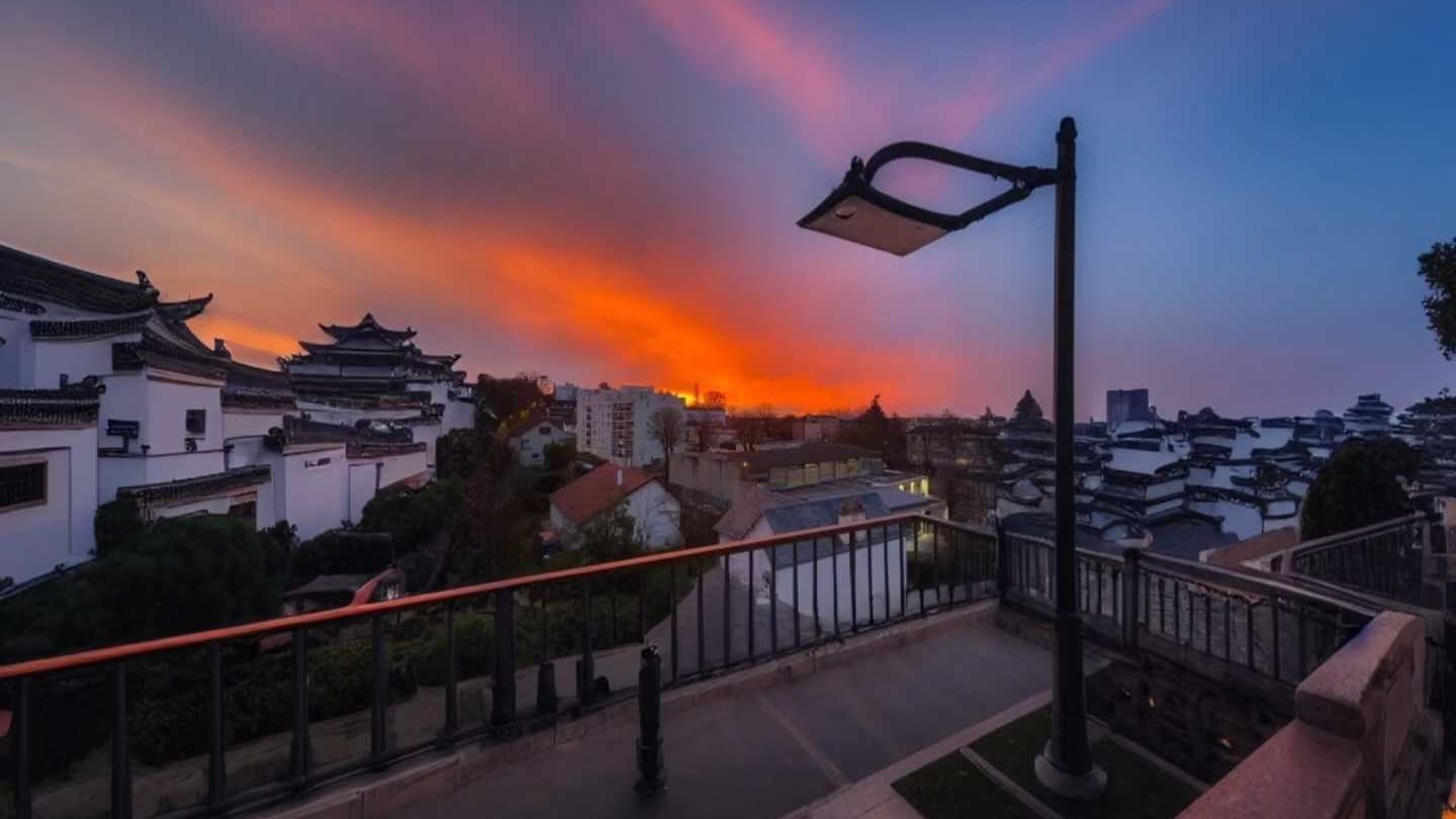 Image d'un paysage au coucher du soleil retouchée par intelligence artificielle Image d'un paysage au coucher du soleil retouchée par intelligence artificielle
