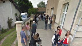 Des parents d'élèves devant  l'école élémentaire Aliénor d'Aquitaine, à Cadaujac.