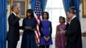 Le président Barack Obama a prêté serment dimanche lors d'une cérémonie privée à la Maison blanche, en présence de sa famille, pour un second mandat de quatre ans à la tête des Etats-Unis. /Photo prise le 20 janvier 2013/REUTERS/Larry Downing