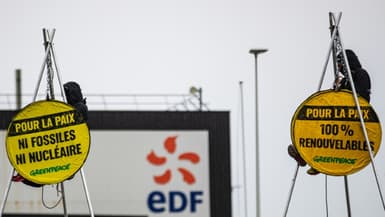 Des millitants de Greenpeace enchaînés à un trépied bloquent une entrée du chantier de l'EPR de Flamanville le 31 mars 2022.