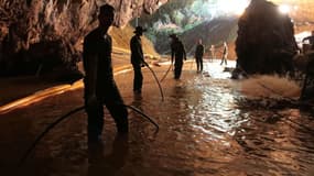 Des sauveteurs thaïlandais le 7 juillet 2018 dans la grotte où 12 enfants étaient bloqués