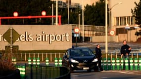 Des policiers montent la garde près de l'aéroport de Bruxelles Zaventem après l'attentat le 22 mars 2016