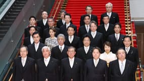 Le nouveau Premier ministre japonais Shigeru Ishiba posant lors d'une séance photo avec les membres de son cabinet à la résidence officielle du Premier ministre à Tokyo le 1er octobre 2024. 