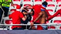 Des supporters de Cologne frappe un supporter de Nice