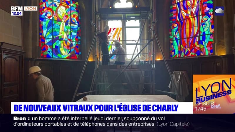 Rhône: de nouveaux vitraux installés à l'église de Charly, après le retrait de ceux du père Ribes