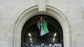 L'entrée de Sciences Po Paris lors d'une occupation des locaux par des étudiants propalestiniens, le 26 avril 2024 à Paris