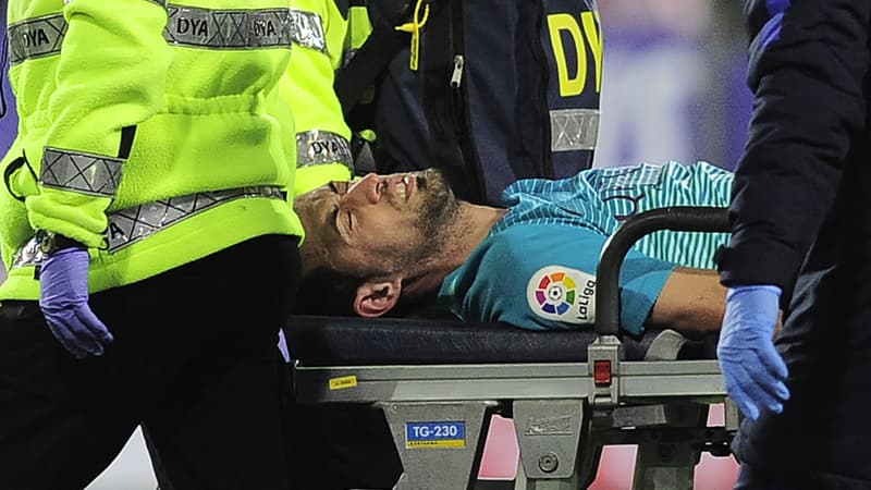 Busquets, sur une civière hier à EIbar