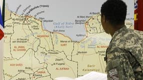 Au quartier-général sud-européen de l'état-major de l'Otan à Naples, un militaire observe une carte de la Libye, lors d'une conférence de presse. Les forces de Mouammar Kadhafi, qui dissimulent des tanks dans des bâtiments et sont retranchées dans des qua