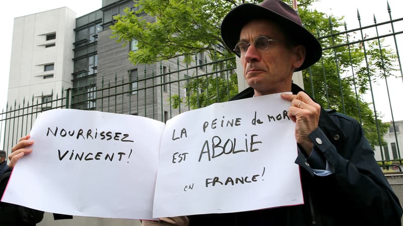 Un membre du comité de soutien à Vincent Lambert, le 19 mai dernier. 