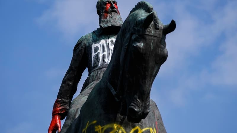 Statue de Leopold II taguée à Bruxelles, Belgique, le 10 juin 2020