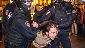 Des policiers détiennent un homme suite à des appels à manifester contre la mobilisation partielle annoncée par le président russe, à Moscou, le 21 septembre. Plus de 1 300 personnes ont été arrêtées.
