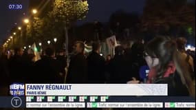Des agriculteurs déversent de la paille sur les Champs-Elysées